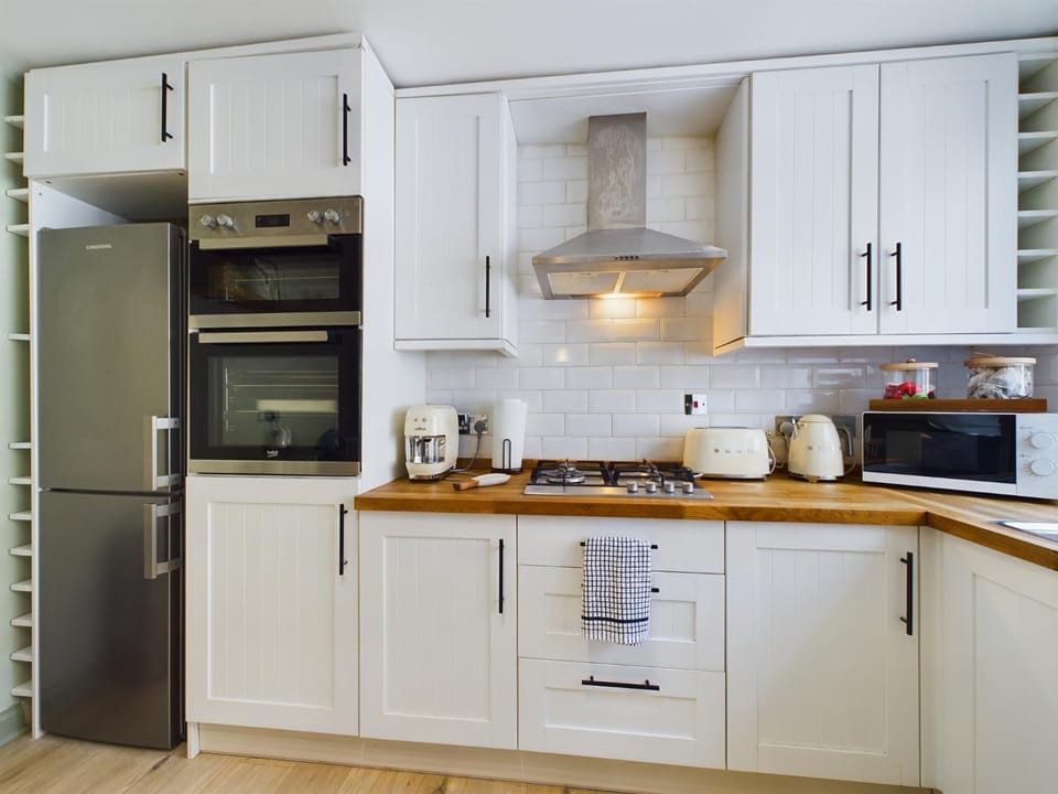 Coffee/tea facilities, Kitchen or kitchenette, oven, stove, toaster