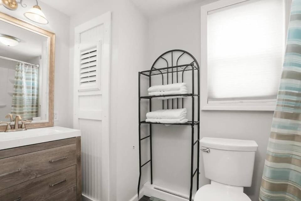 Shower, Toilet, Bathroom, towels