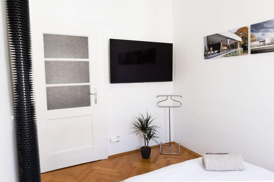Bed, TV and multimedia, Photo of the whole room, Bedroom