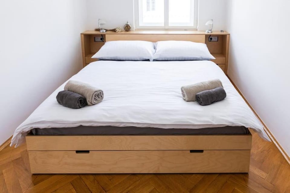 Bed, Photo of the whole room, Bedroom, towels