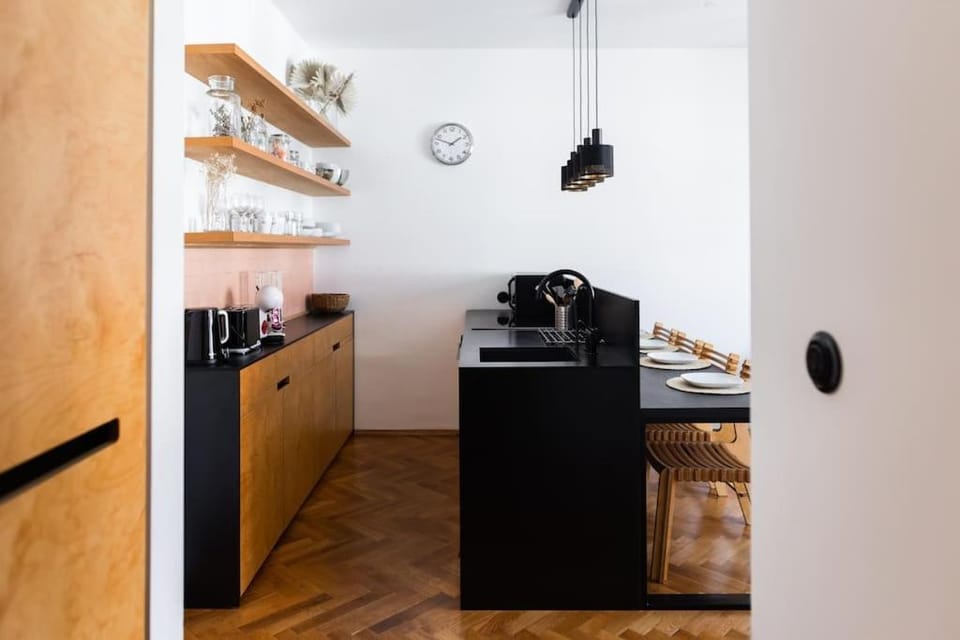 Coffee/tea facilities, Kitchen or kitchenette, oven, stove, toaster