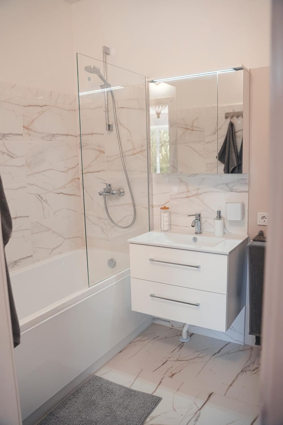 Shower, Bathroom, Bath, towels