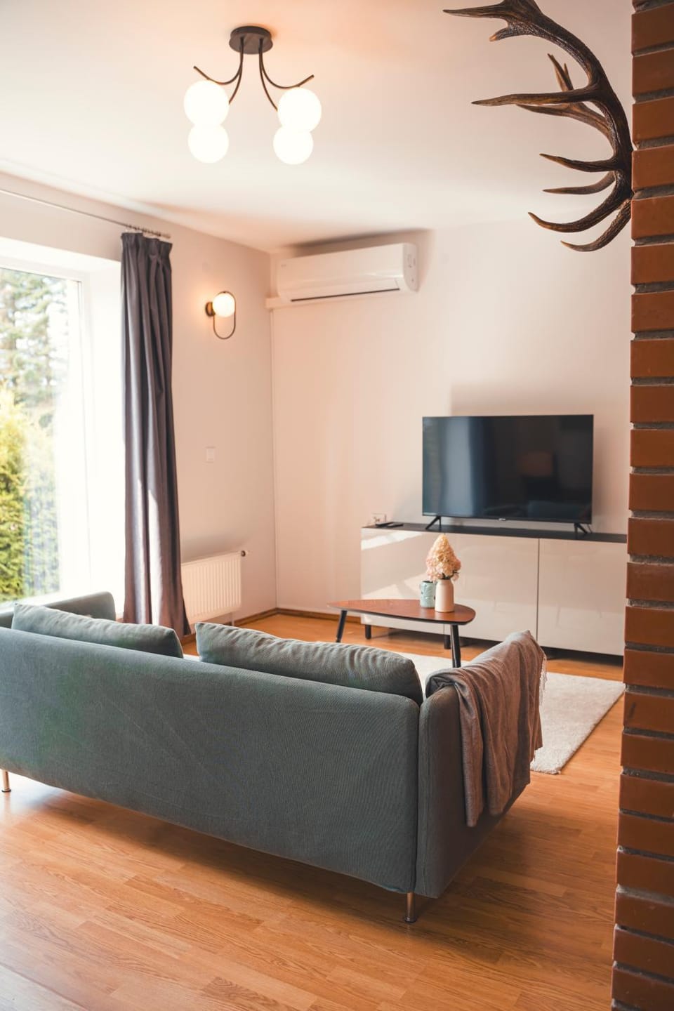 TV and multimedia, Seating area, Evening entertainment, air conditioner