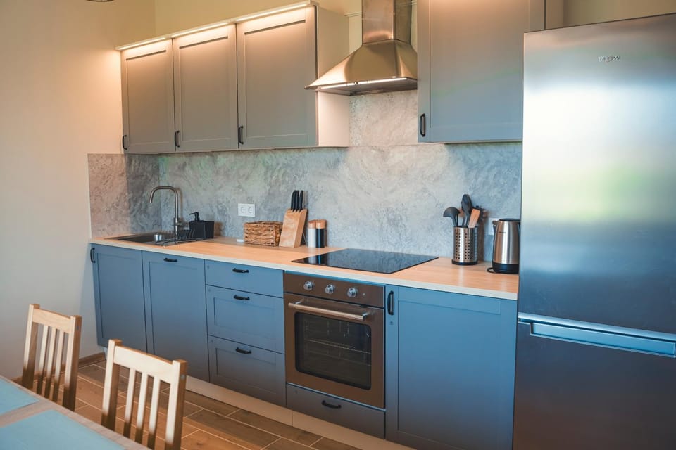 Coffee/tea facilities, dishwasher, oven, stove, kitchen