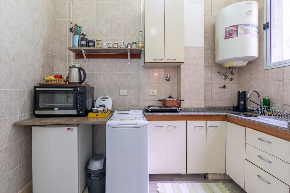 Kitchen or kitchenette, minibar, oven, stove, toaster