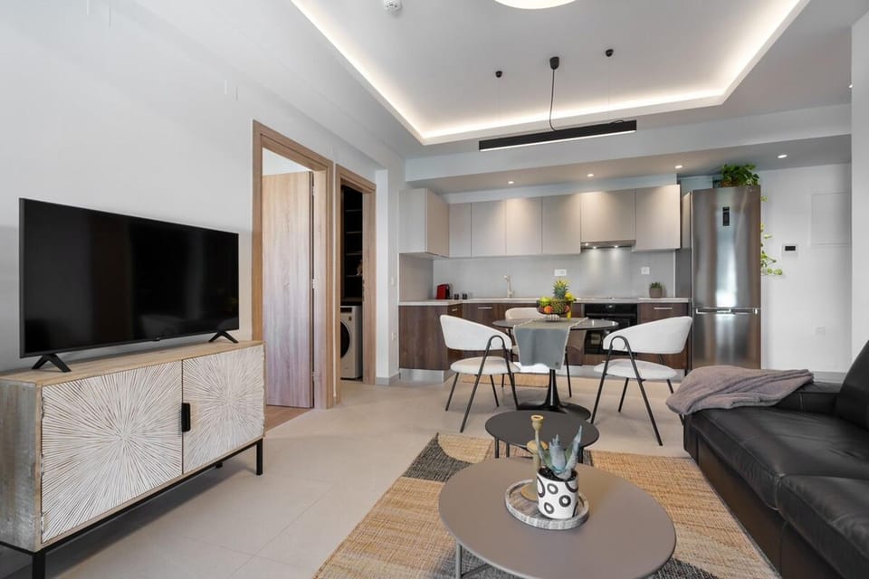 Communal lounge/ TV room, TV and multimedia, Kitchen or kitchenette, Living room, Seating area, Dining area