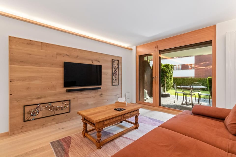 Communal lounge/ TV room, TV and multimedia, Living room, Seating area