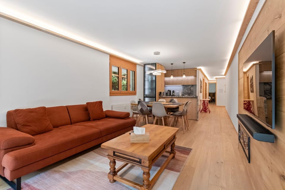 TV and multimedia, Kitchen or kitchenette, Living room, Seating area, Dining area
