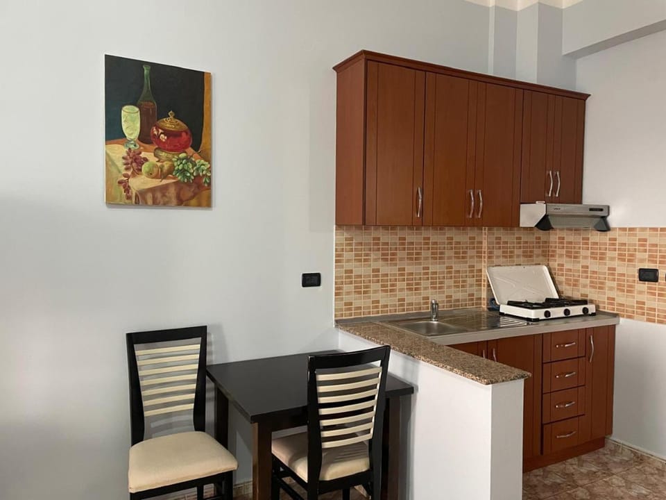 Kitchen or kitchenette, Dining area, minibar, stove