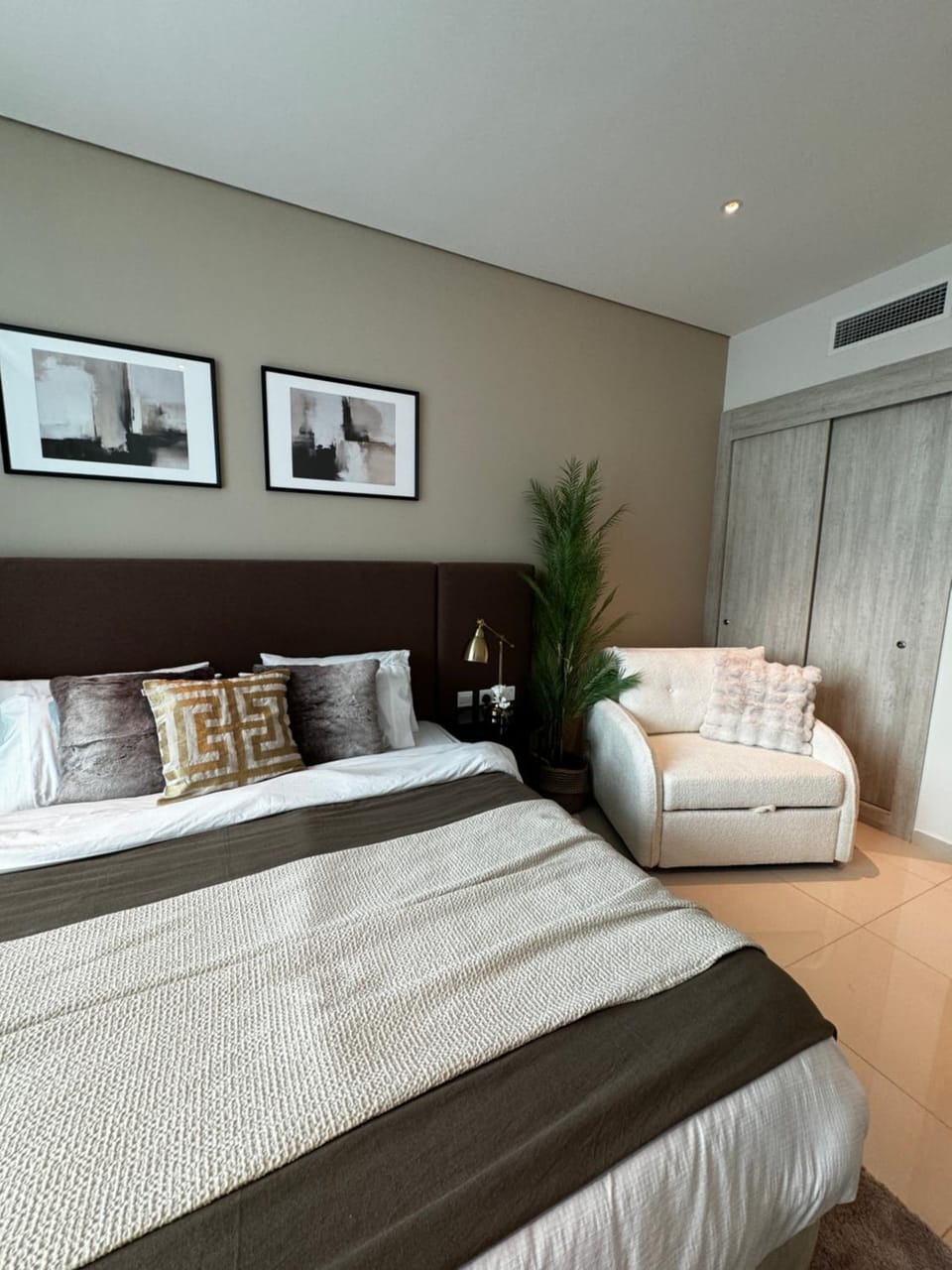Bed, Living room