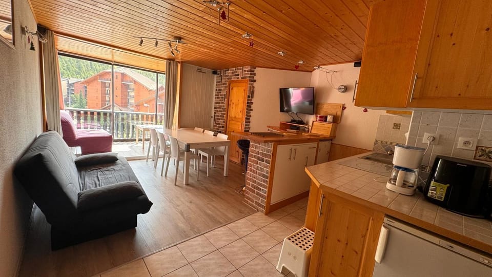 TV and multimedia, Coffee/tea facilities, Kitchen or kitchenette, Living room, Seating area, Dining area, dishwasher, oven, pet friendly, stove, toaster
