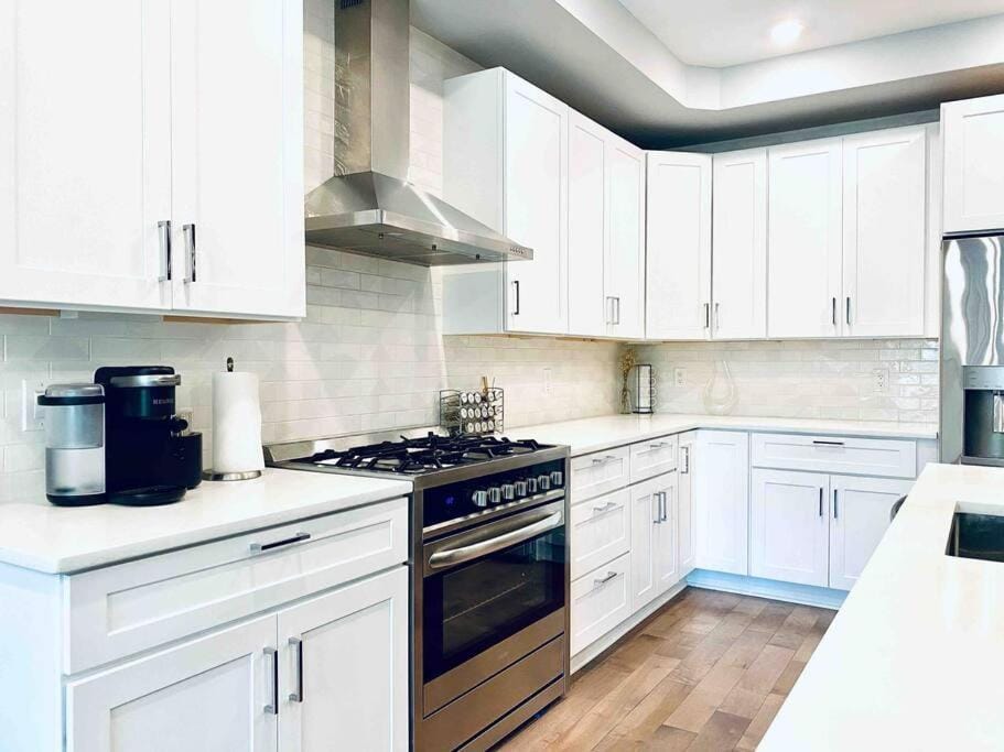 Coffee/tea facilities, Kitchen or kitchenette, dishwasher, stove, toaster