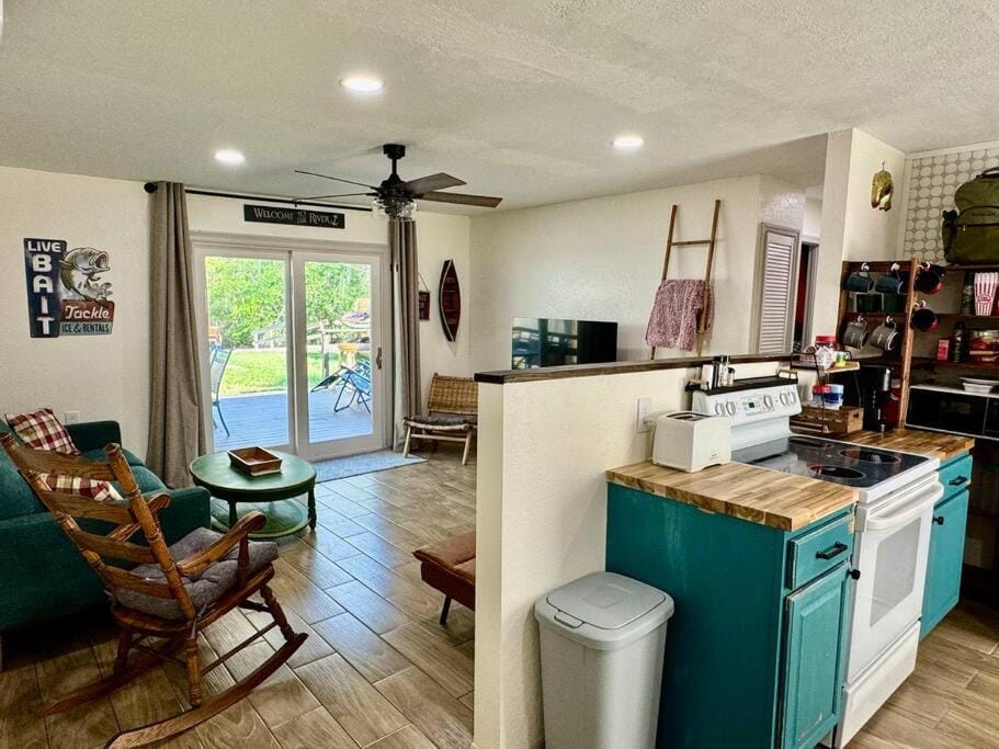 Kitchen or kitchenette, Living room