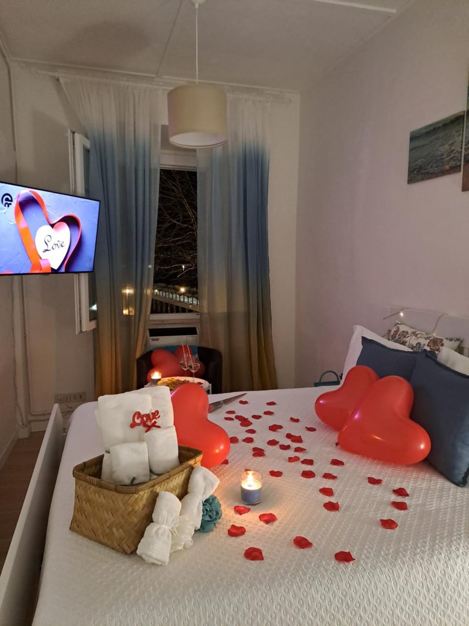 Bed, TV and multimedia, Photo of the whole room, Bedroom, towels