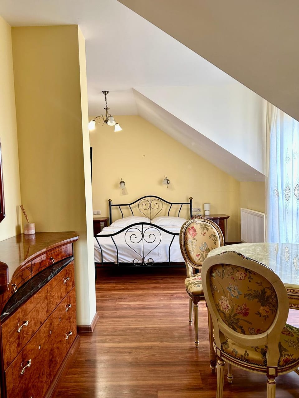 Bed, Photo of the whole room, Seating area, Bedroom