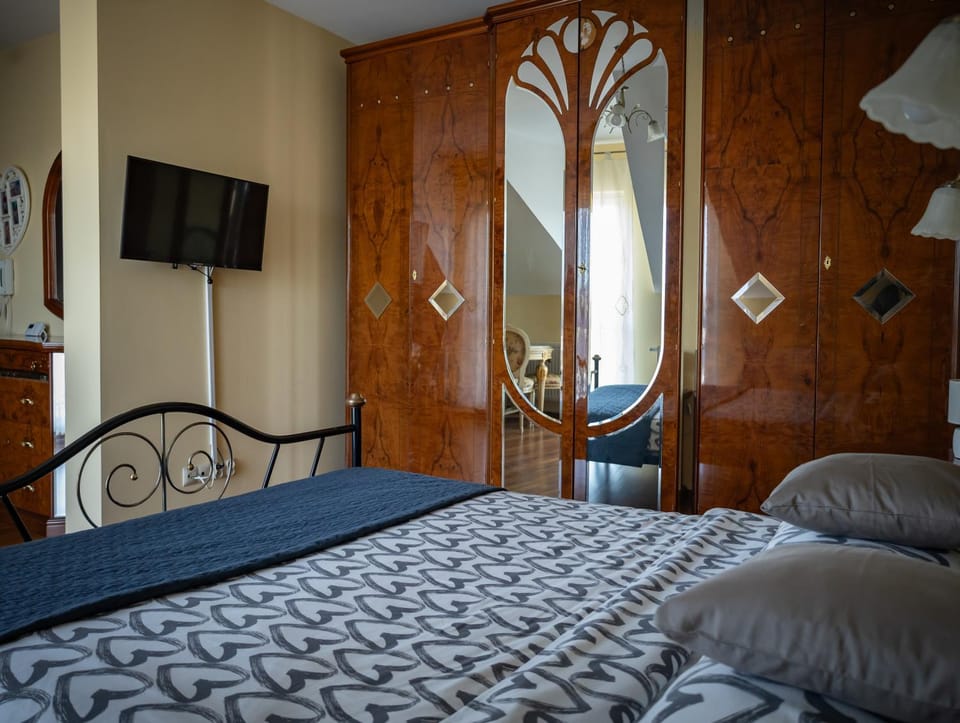 Bed, TV and multimedia, Bedroom