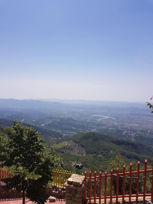 Bright guest suit 15 min by bus to center Apartment in Tirana