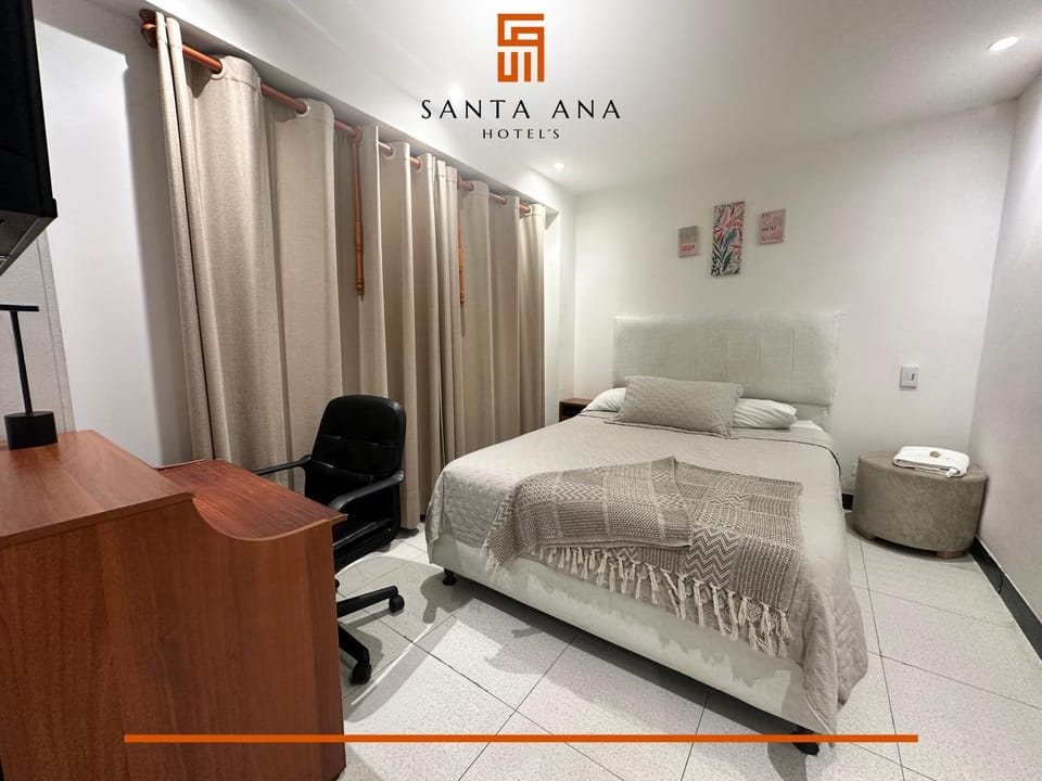 Bed, TV and multimedia, Photo of the whole room, Seating area, Bedroom