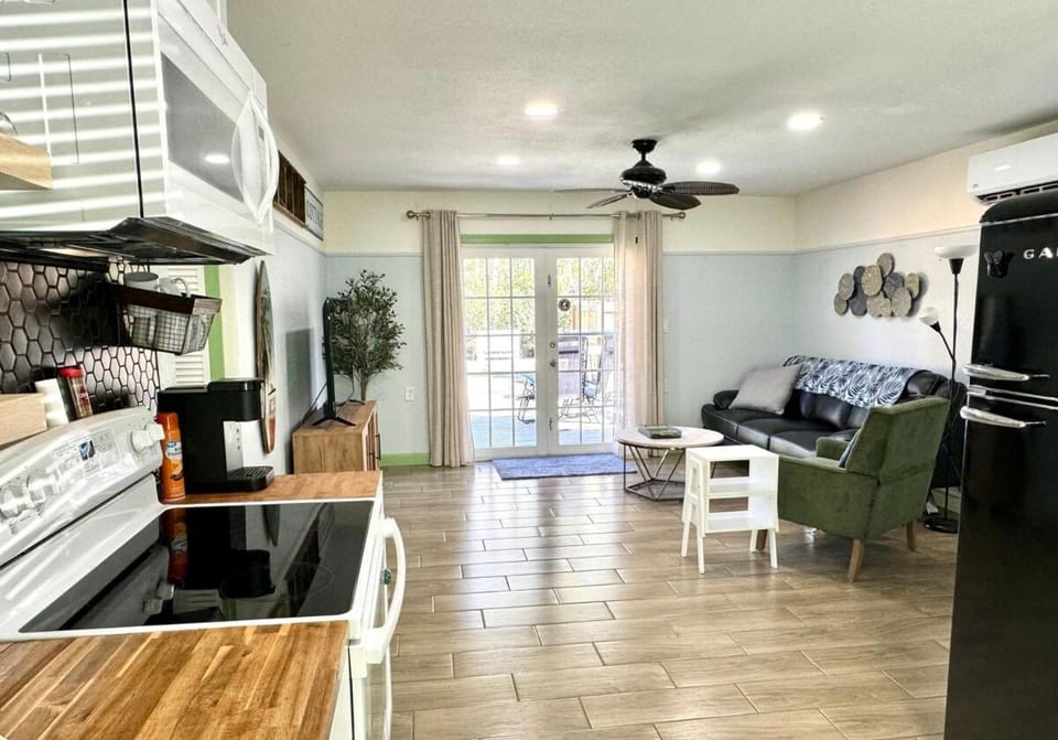 Key Lime Cottage - waterfront House in Florida