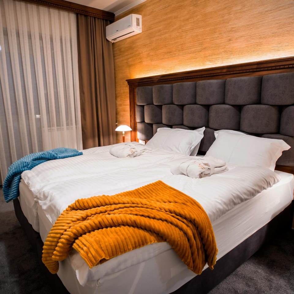 Bed, Photo of the whole room, Bedroom, towels, air conditioner