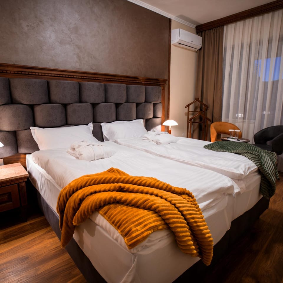 Bed, Living room, Photo of the whole room, Seating area, Bedroom, towels