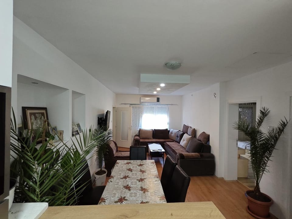 TV and multimedia, Living room, Seating area, air conditioner