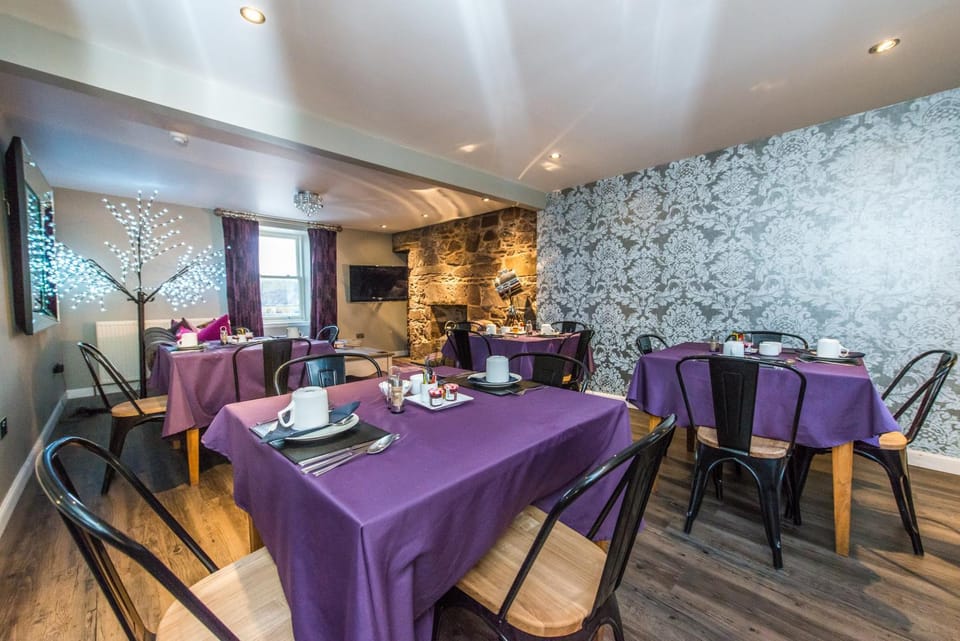 Restaurant/places to eat, Seating area