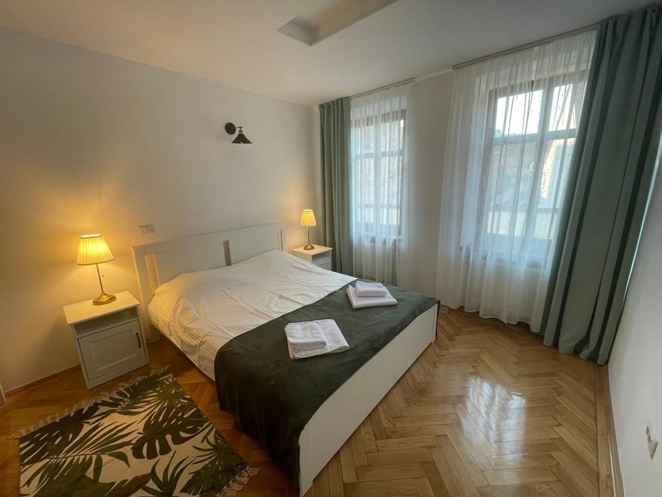 Bed, Photo of the whole room, Bedroom, towels