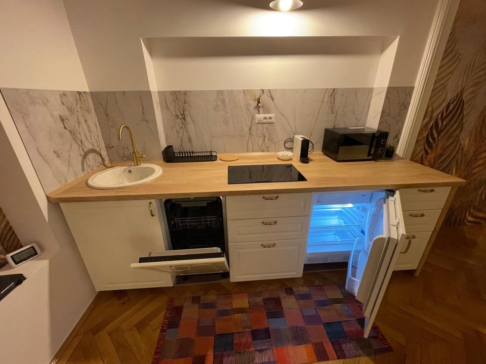 Coffee/tea facilities, Kitchen or kitchenette, dishwasher, microwave, stove