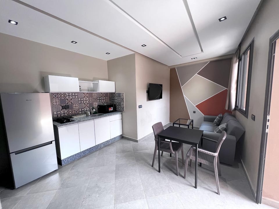 Kitchen or kitchenette, Living room, Seating area, Dining area