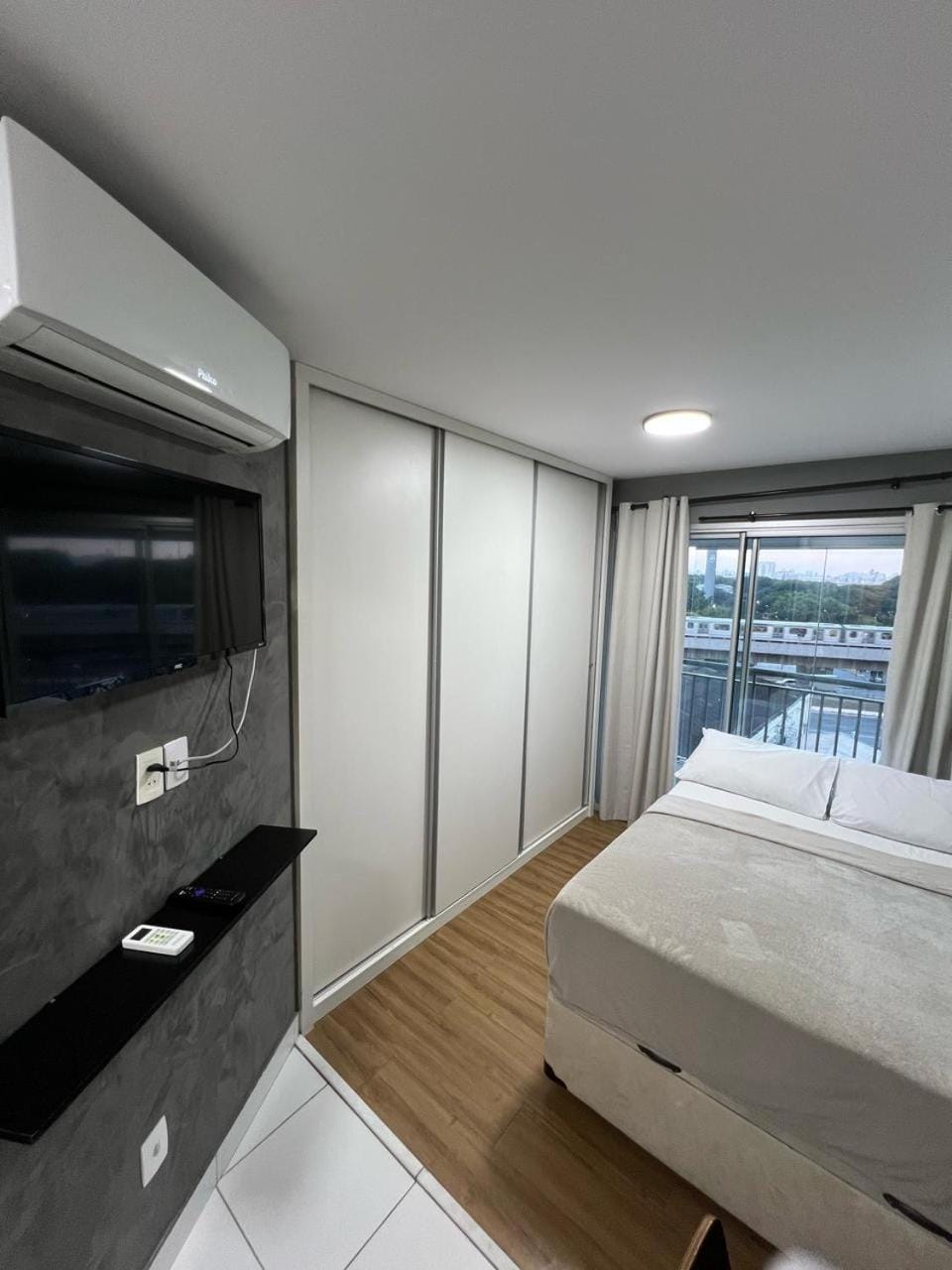 Bed, TV and multimedia, Bedroom