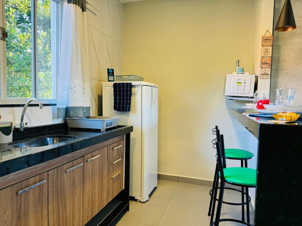 Coffee/tea facilities, Kitchen or kitchenette, Dining area, stove