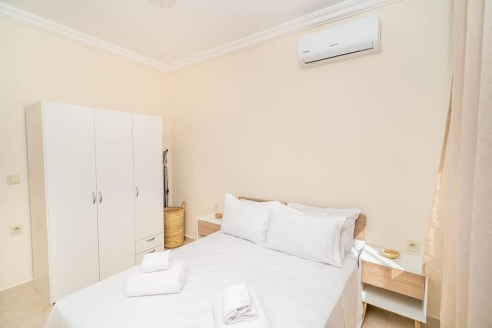 Bed, Photo of the whole room, Bedroom, towels, wardrobe, air conditioner