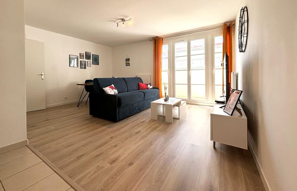 Bed, TV and multimedia, Living room