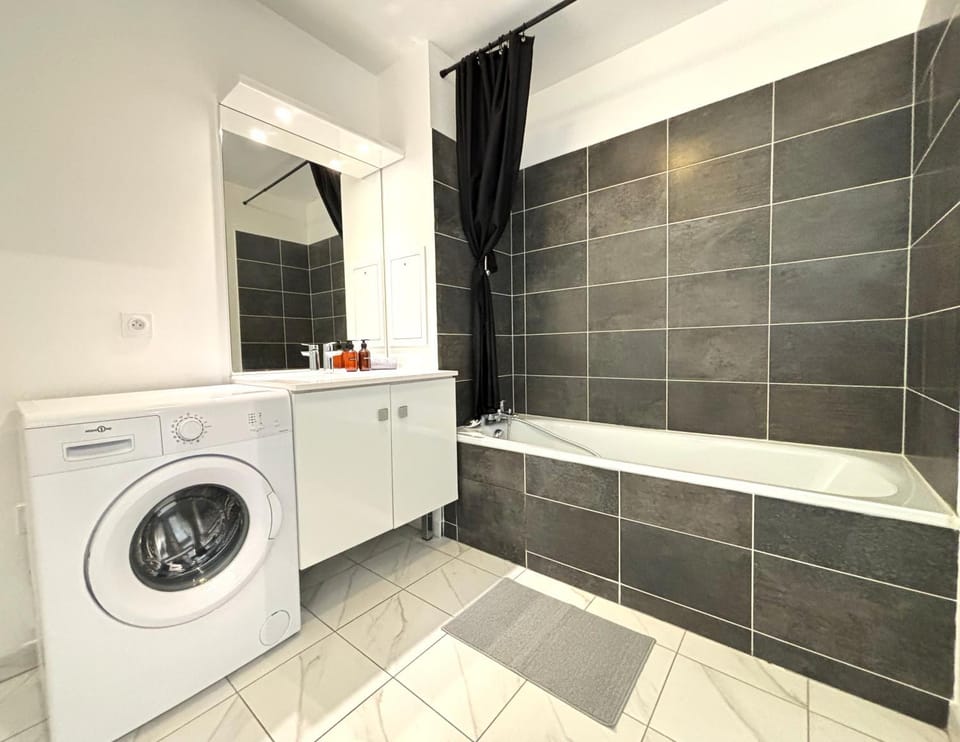 Bathroom, towels, washing machine