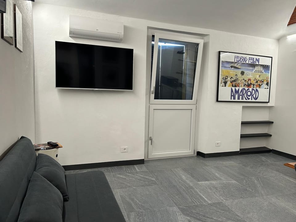 Communal lounge/ TV room, TV and multimedia, Living room, Seating area