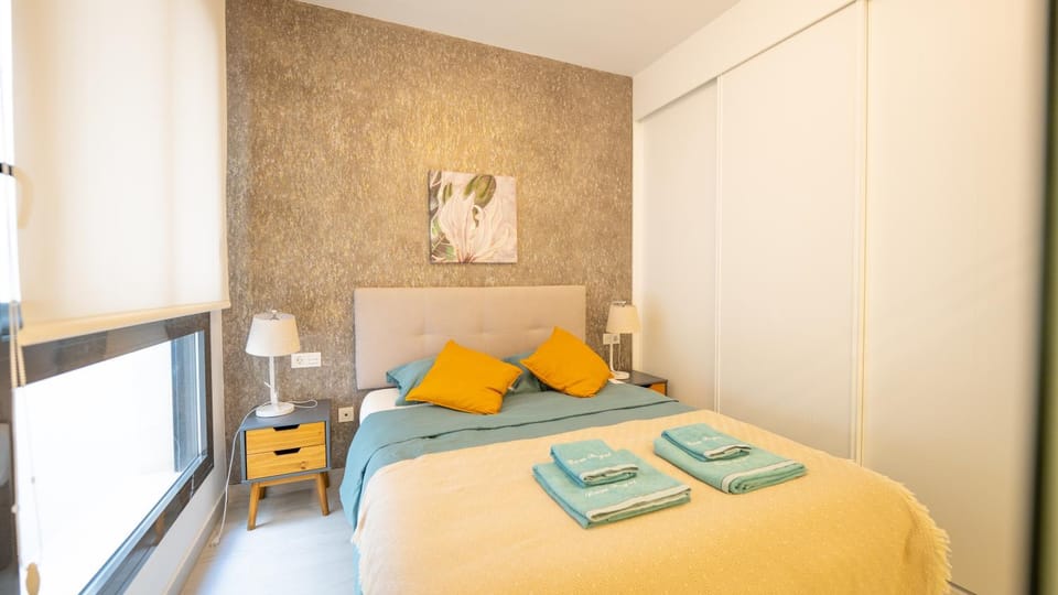 Bed, Bedroom, towels