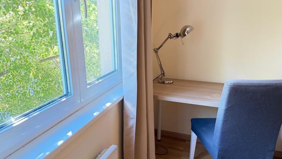 Bedroom, Street view