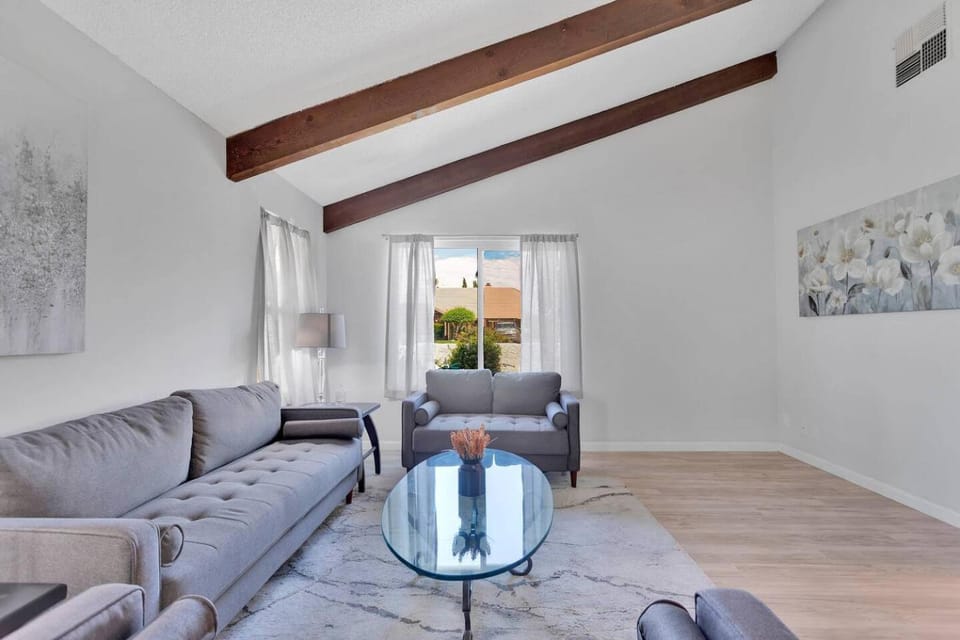 High Desert Dream on the Fairway WiFi Smart TVs House in Apple Valley