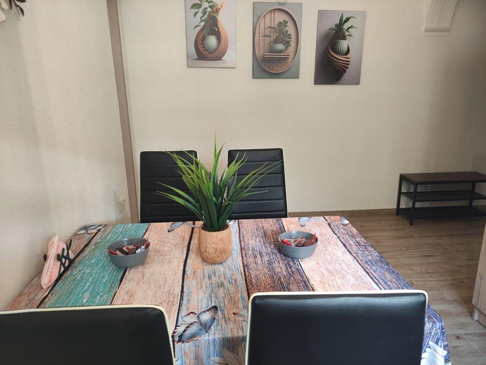 Dining area, kitchen