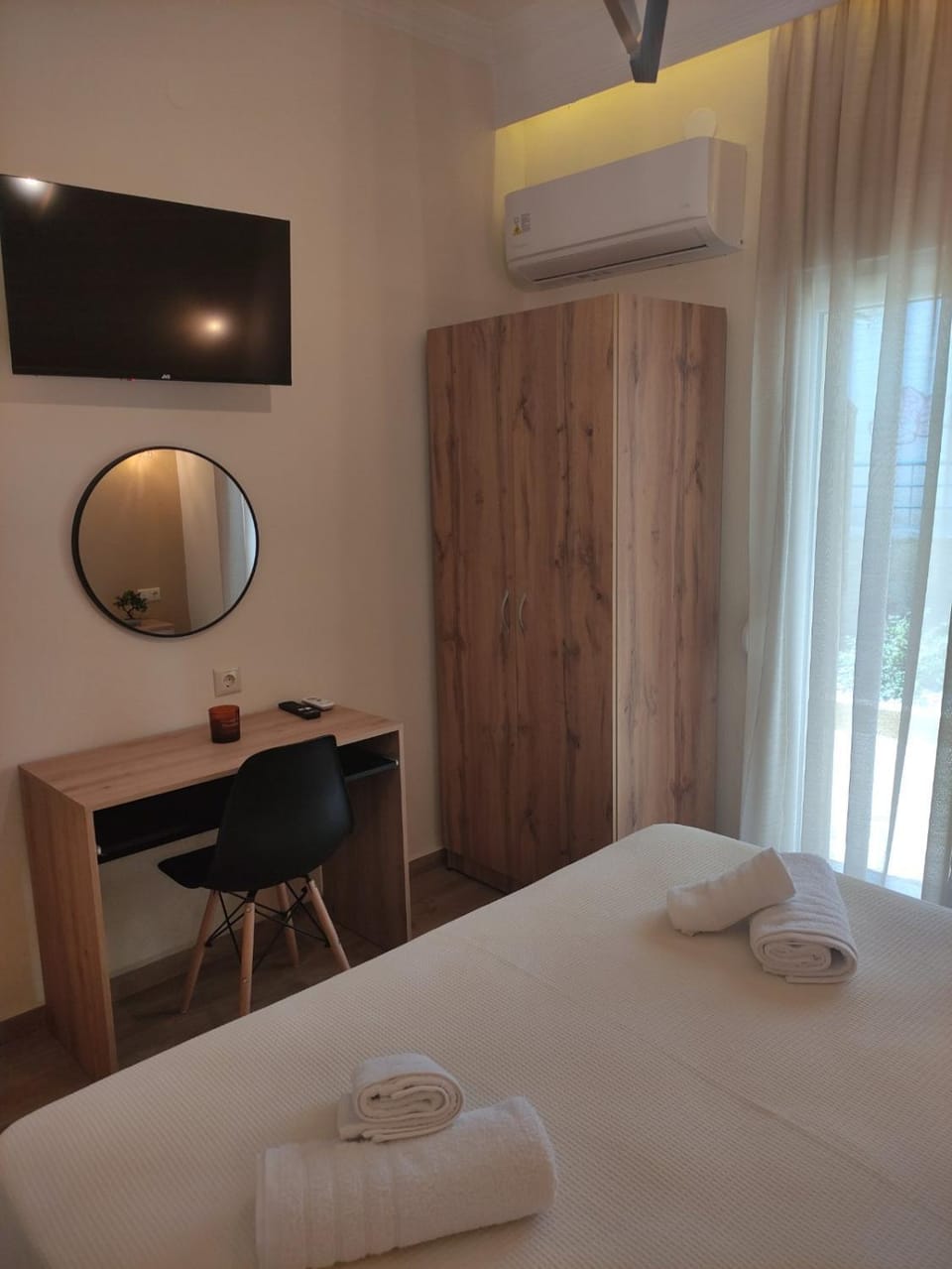 Bed, TV and multimedia, Photo of the whole room, Bedroom, towels, air conditioner