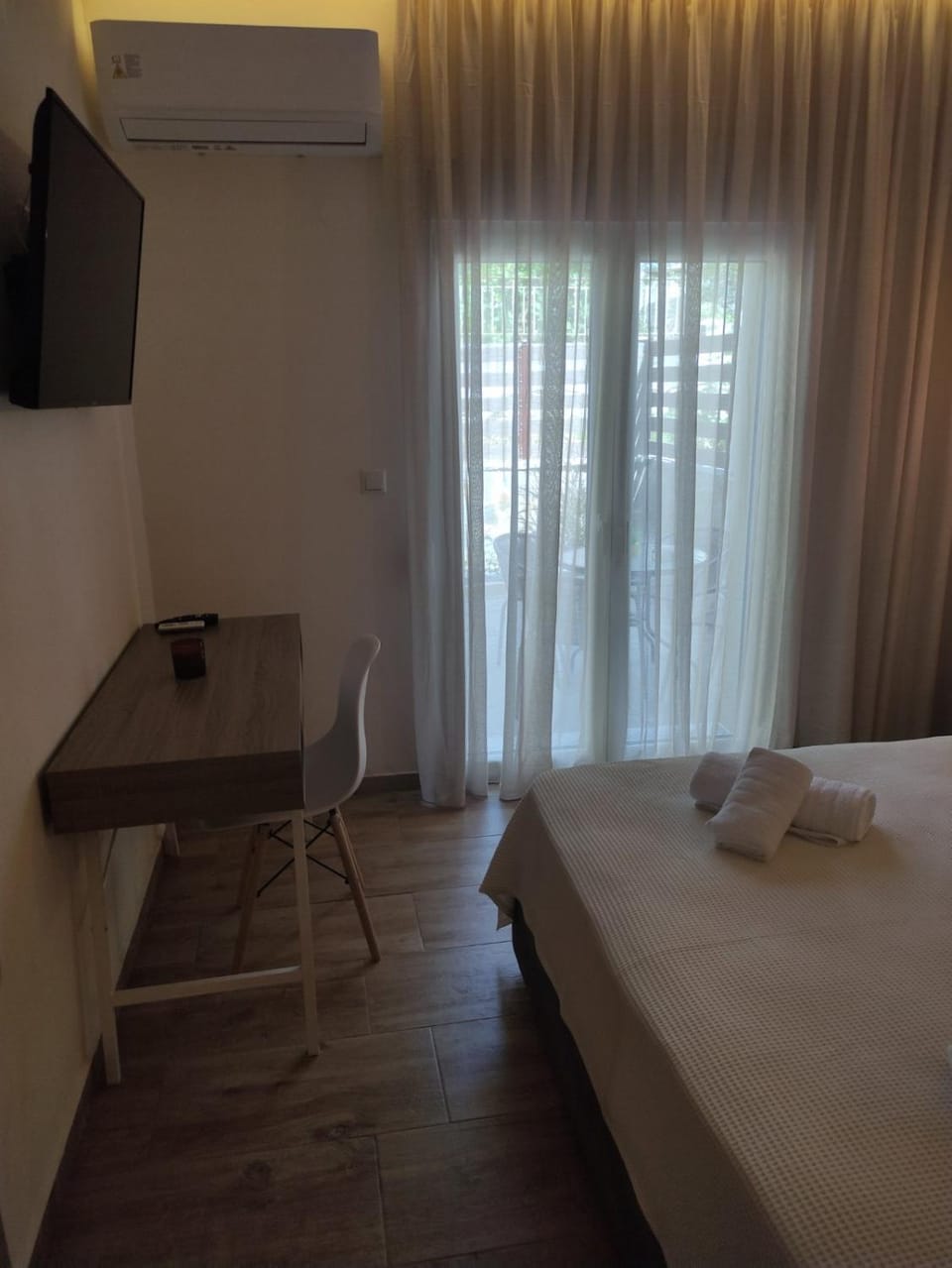 Bed, TV and multimedia, Photo of the whole room, Bedroom