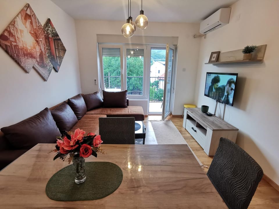 TV and multimedia, Living room, Seating area, Dining area, Evening entertainment, air conditioner