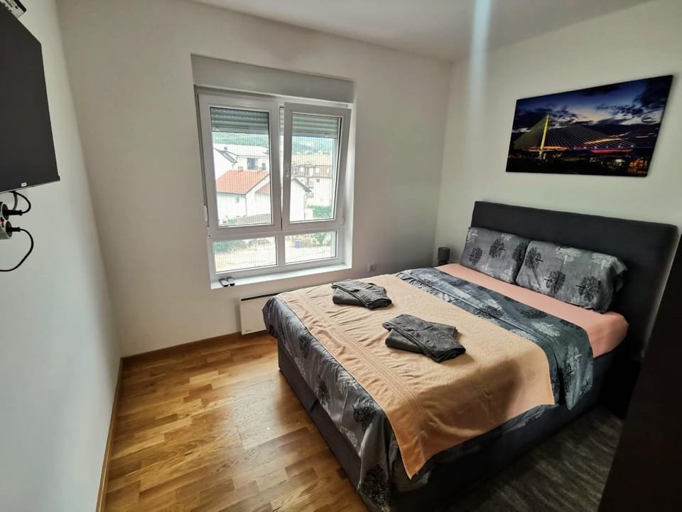 Bed, TV and multimedia, Photo of the whole room, Bedroom, towels