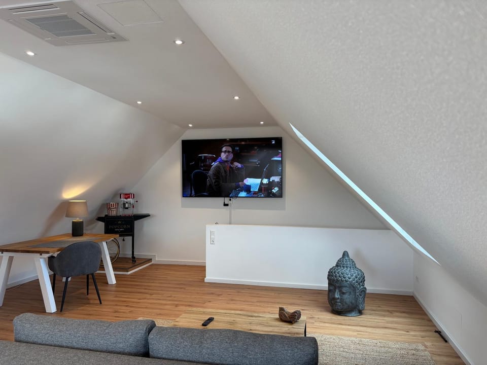 TV and multimedia, Seating area, Bedroom