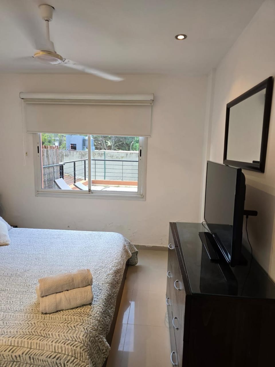 Bed, TV and multimedia, Photo of the whole room, Bedroom