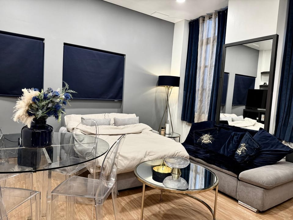 Bed, Living room, Seating area