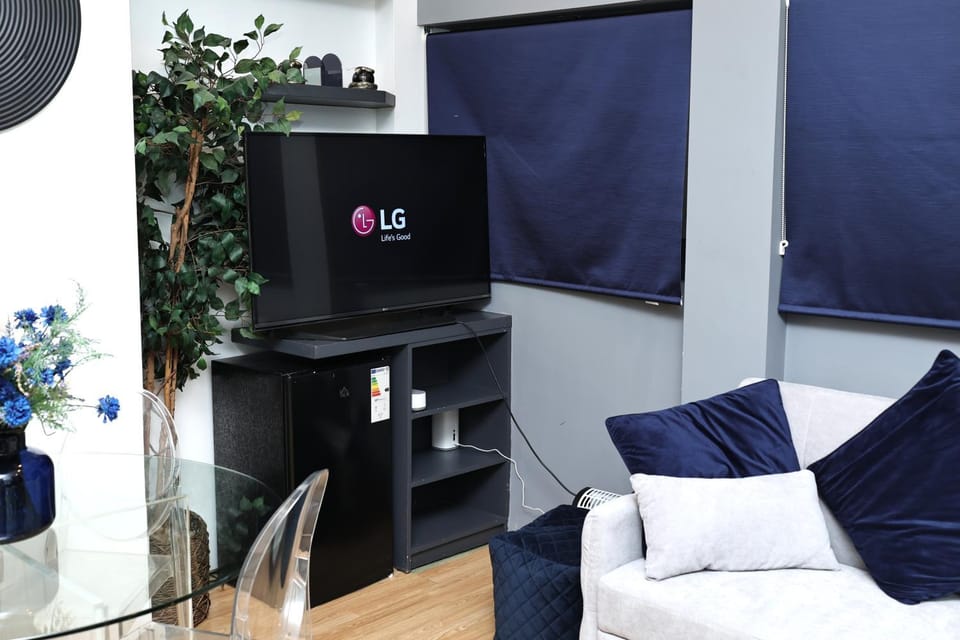 Communal lounge/ TV room, Living room, Seating area