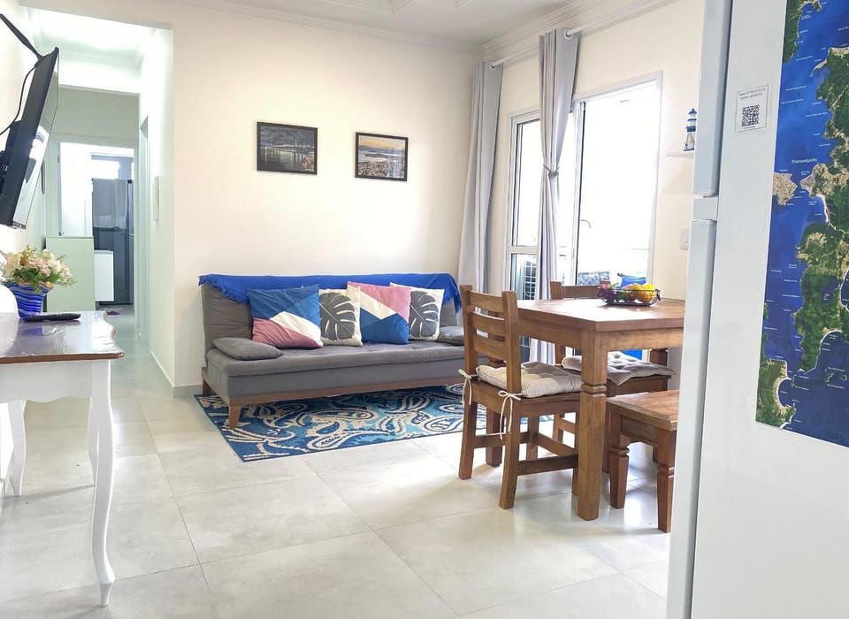 Espaço prático e clean 700 mts praia House in Florianopolis