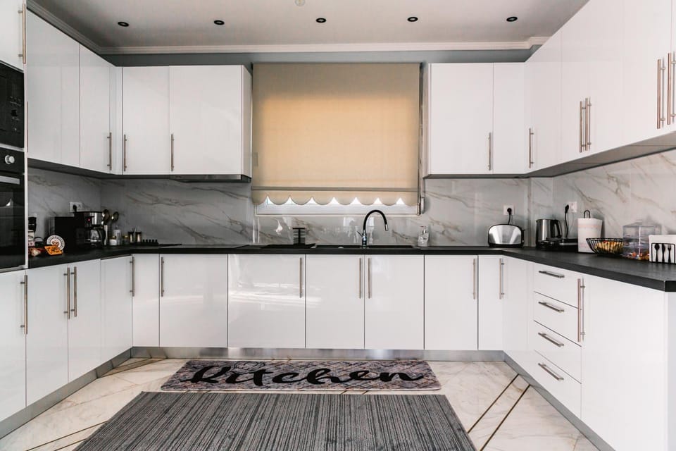 Coffee/tea facilities, Kitchen or kitchenette, oven, stove, toaster